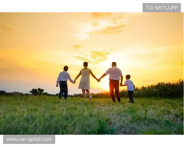 家长全程陪伴孩子足球训练促进亲子关系与运动技能双重提升