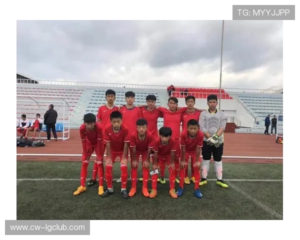 梦幻水晶足球床头台灯点亮青春球迷的热爱与温馨夜晚